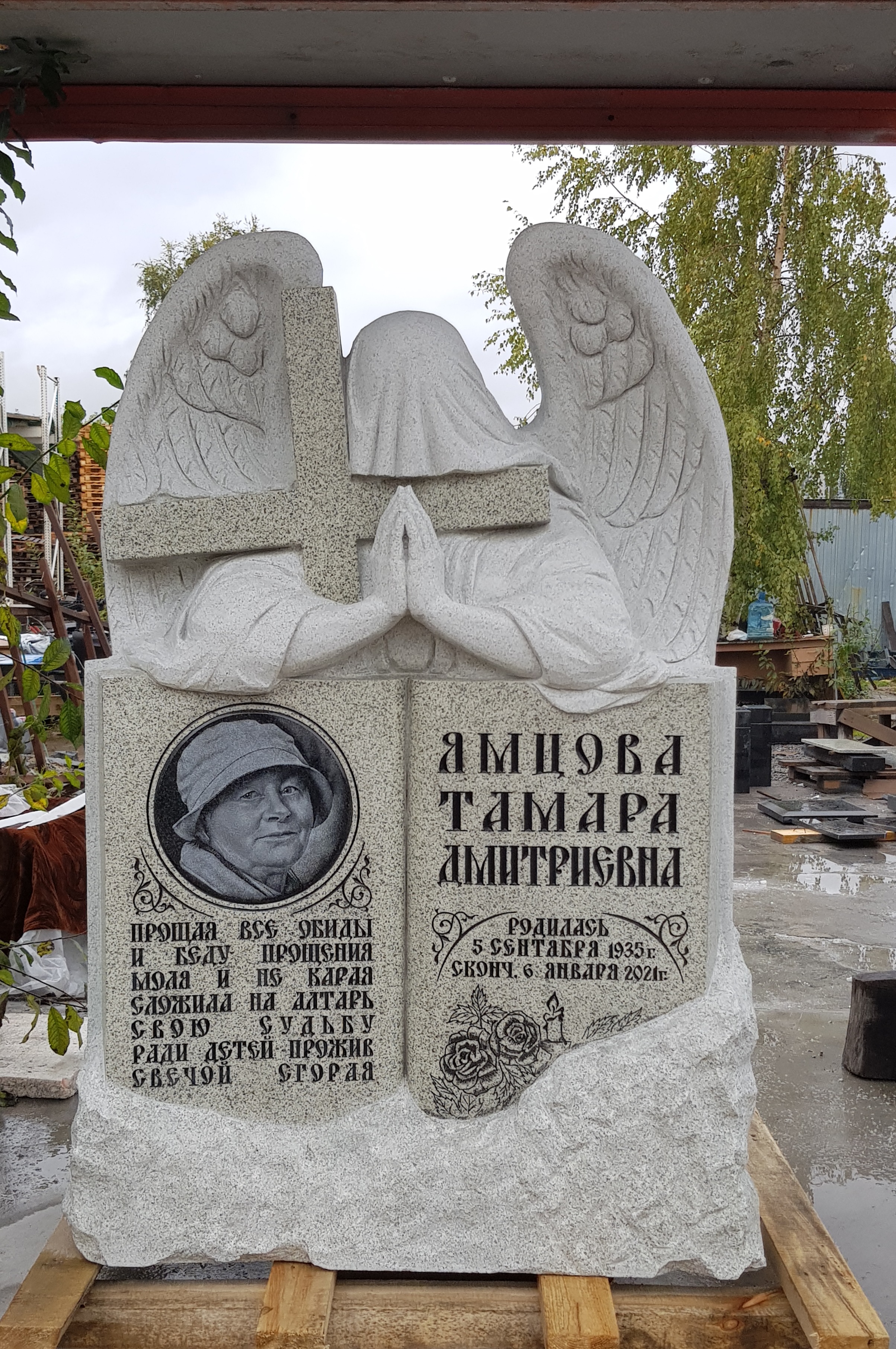 Скульптура ангел с книгой на мансуровском граните. вставка чёрного гранита с гравированным портретом